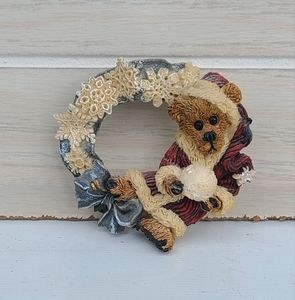 Boyd's Bears & Friends Brooch Pin Teddy Bear Winter Holiday Snow Wreath Christma